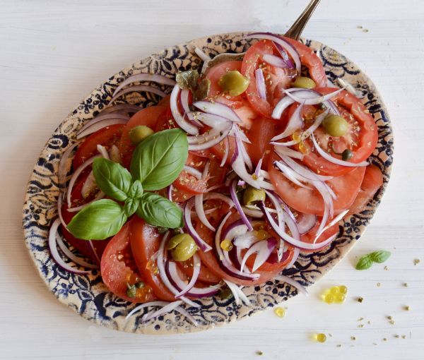 Sizilianischer Salat mit Tomaten und roter Zwiebel - Blog InCampagna