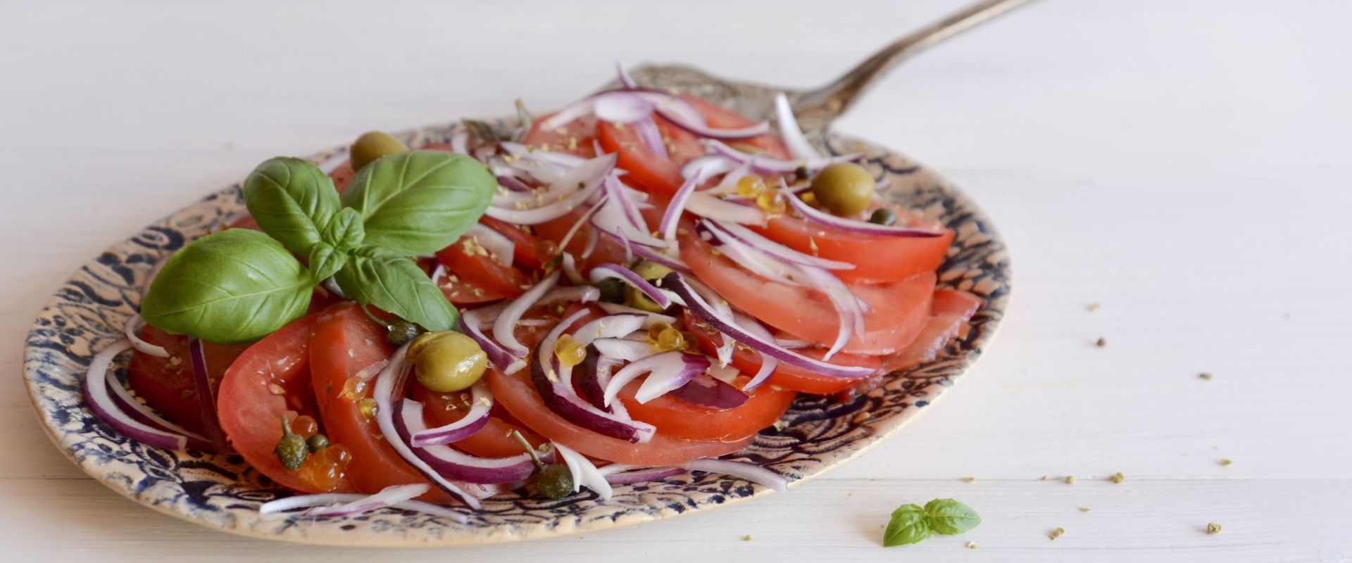 Sizilianischer Salat mit Tomaten und roter Zwiebel