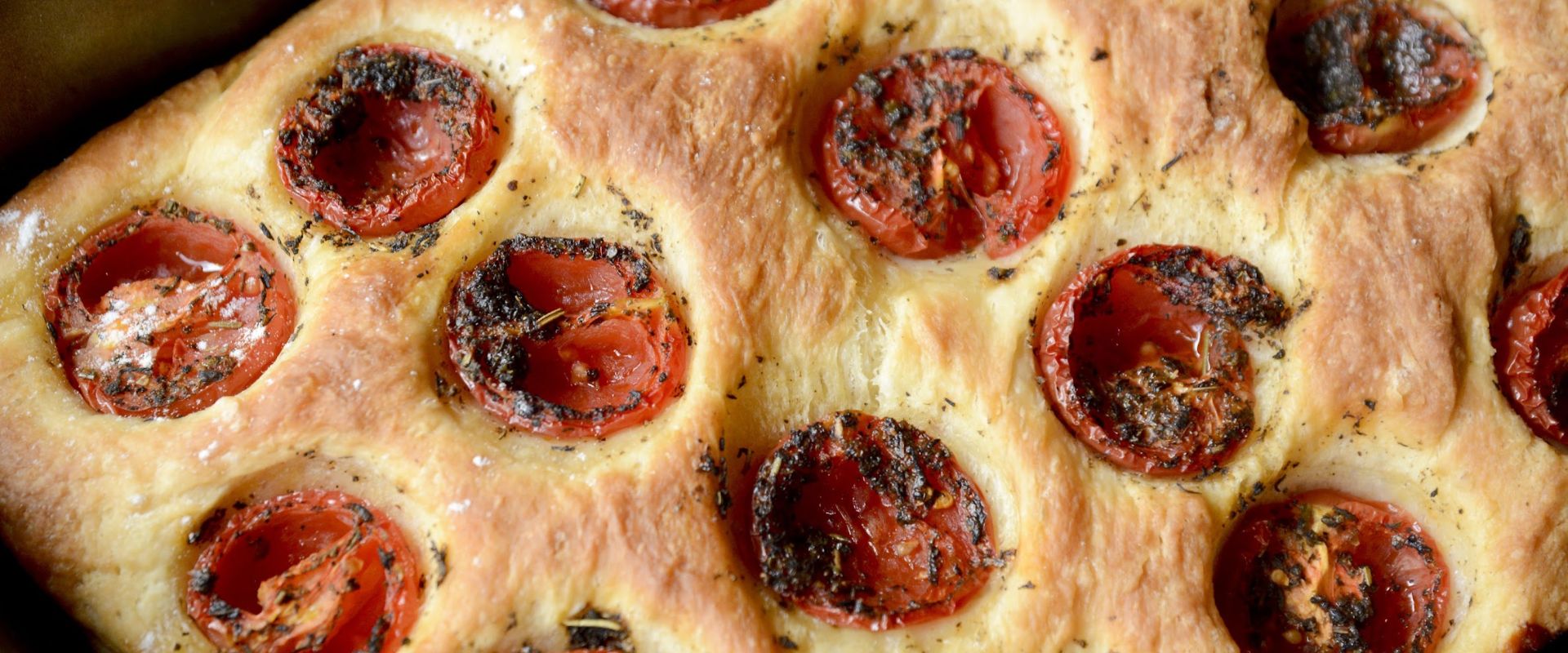 Focaccia mit Tomaten und Oregano